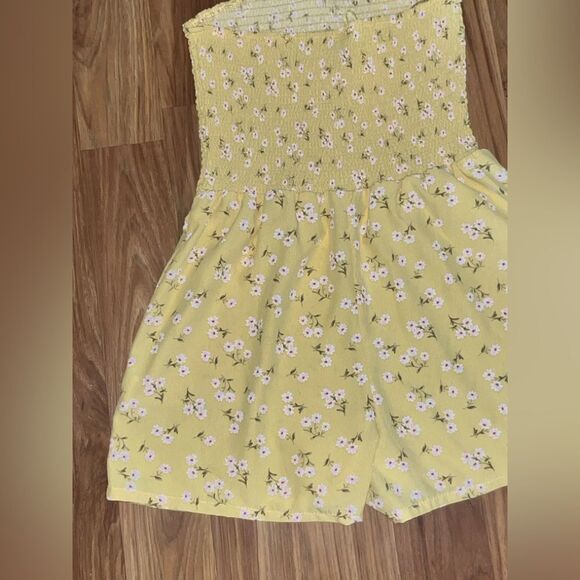 Lily Rose halter top romper smocked floral print buttery yellow Size M - Picture 3 of 6